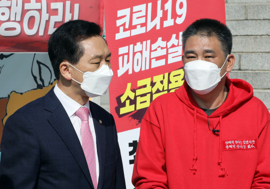 김기현 국민의힘 당대표 권한대행 겸 원내대표(왼쪽)가 3일 신임 원내대표로서 공식 당무를 개시하기 전 같은 당 최승재 의원의 국회 본관 앞 '코로나19 소상공인 손실보상 소급적용 입법 촉구' 천막농성장을 방문해 최 의원과 대화하고 있다. 연합뉴스